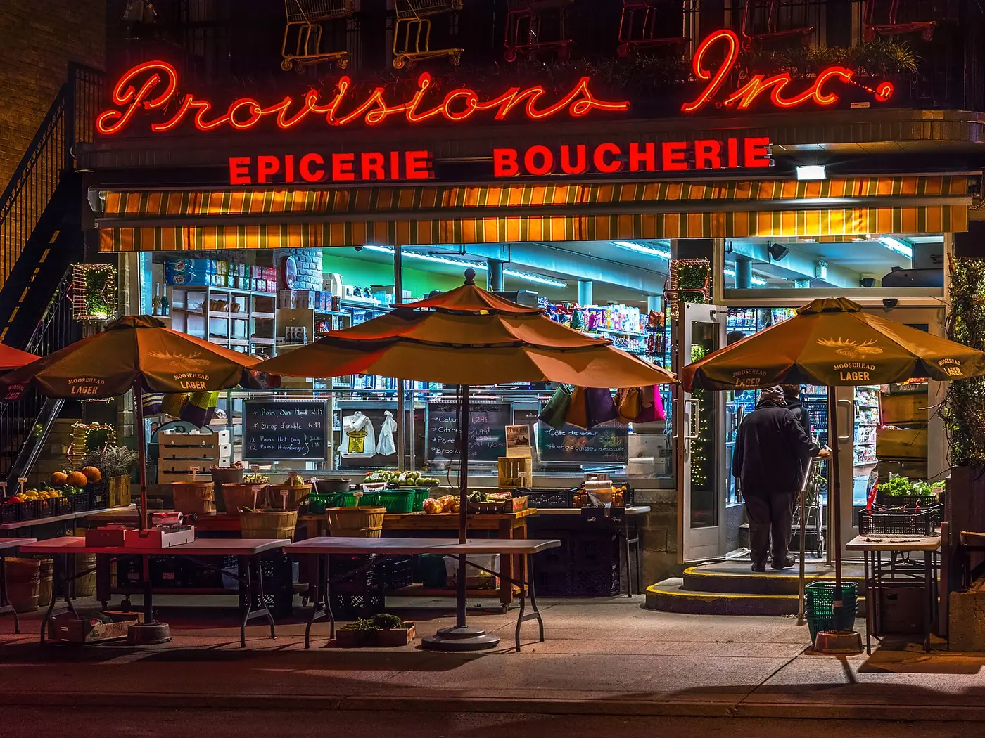 La devanture éclairée d'un night shop le soir
